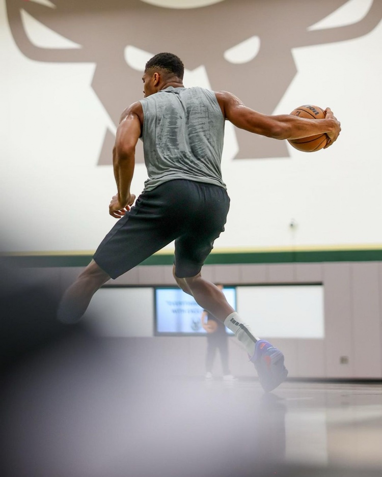 包含爆冷首场状态出色,雄鹿观众沸腾!,字母哥重返赛场比赛高潮迭起的词条 包含爆冷首场状态出色,雄鹿观众沸腾!,字母哥重返赛场比赛高潮迭起的词条