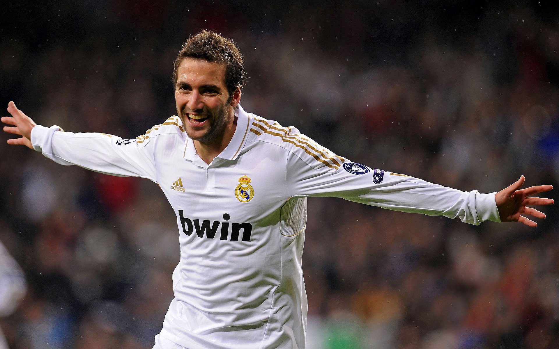 C罗在巴塞罗那比赛中败北,领先优势明显引发热议!热度持续攀升